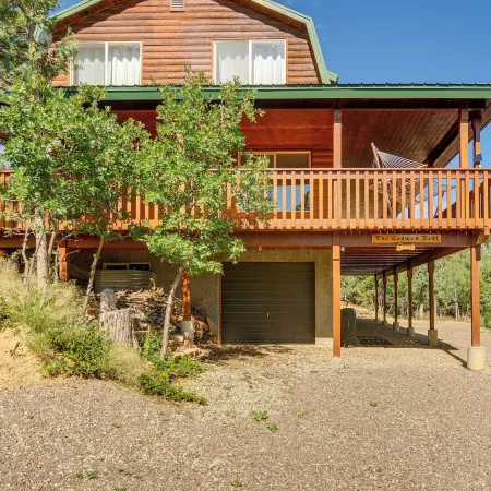 Alton Cabin w/ Deck ~ 2 Mi to Dixie Nat'l Forest!