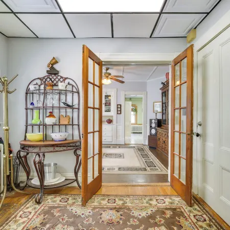 Quaint Beverly Townhome Walk to Beach and Downtown!