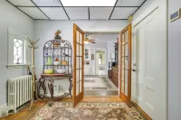 Quaint Beverly Townhome Walk to Beach and Downtown! - 3-Star