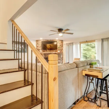 Spacious Rustic Helen Abode ~ 1/2 Mi from Tubing!