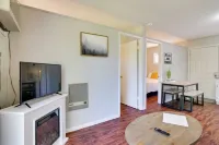 Vibrant Kimberling City Hideaway w/ Private Deck! Hotels in Ruth B City Township