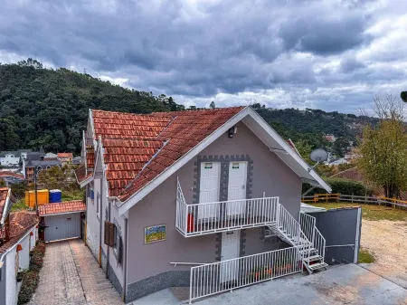 Pousada Araucária Suítes Отели рядом с достопримечательностью «Casa - Chalé Condomínio Estância das Águas Claras»