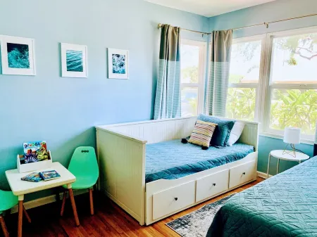 Midtown Ventura Family & Pet Friendly Cottage Отели рядом с достопримечательностью «Эмма Вуд Стейт Бич»