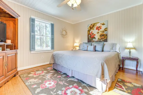Secluded Hamilton Cabin Retreat w/ Private Lake! - parking