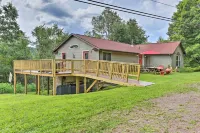 Bright Tucked-Away Cabin w/ Furnished Deck + Grill - que admiten mascotas