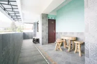RedDoorz Near Mikie Holiday Funland Berastagi - Pensions