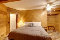 Family-Friendly Riverfront Manor on the Little Red - balcón