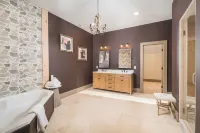 Group Getaway! 8,000-sq-ft Gem, Arcade + Theater - Boutique