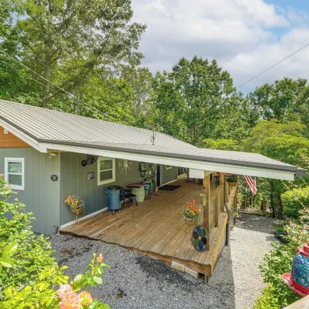 Hiawassee Getaway w/ Hot Tub, Deck & Lake Access!