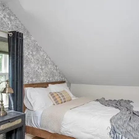 The Hideaway Cottage - Entire Home in Fox Point!