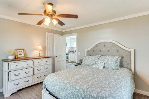 Close to Shops, Eats & Hospital: Roxboro Retreat - 2 étoiles