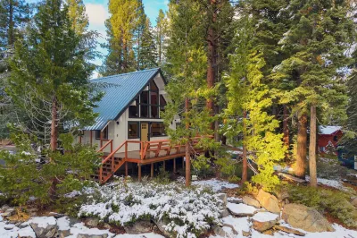 Peaceful Tahoe Retreat 5Mins to Lake Cozy Modern Cabin Hotels near Lost Sauna Co
