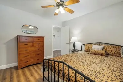 The Flag House: Updated and Central to Everything Hotels in South Tulsa - Woodland Hills