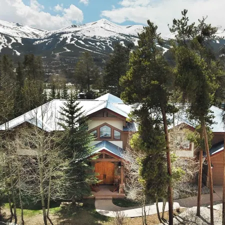 Cherry Ridge by AvantStay Incredible Mountain Mansion w Game Room Hot Tub Views