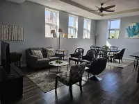 Gorgeous Modern 1500 sq ft 3 bedroom/2 bath Downtown Apartment