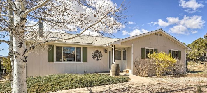 Eco-Friendly Escape in Cortez - Pets Welcome! Hotels in Montezuma County