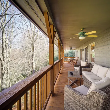 Blowing Rock Escape w/ Covered Deck & Fire Pit