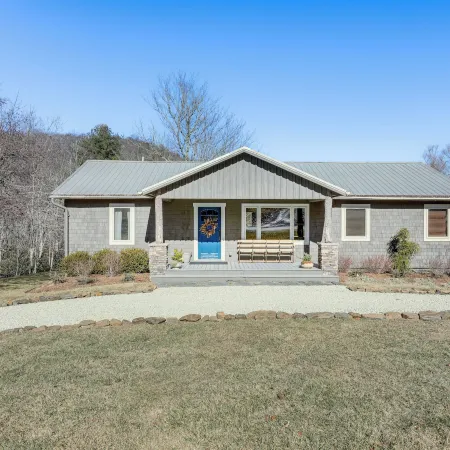 Mountain Retreat w/ Deck: Near Blue Ridge Parkway