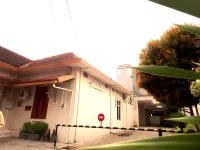 Hotel Iraa Ahmad Dahlan University Campus 1周辺のホテル