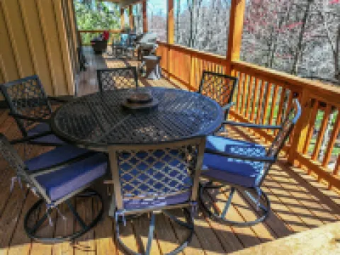 Huge Decks, Hot Tub, Fire Pit & Dog Friendly. Close to Boone and Banner Elk. Hotels in Seven Devils