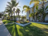 Cottage by the Sea steps to beach with heated pool Hotels in Carpinteria