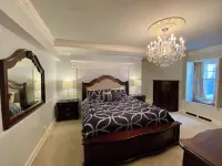 Huge condo in historic hotel near Lake Michigan/Parks/Festivals w/parking Các khách sạn ở 