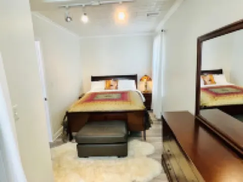 Cozy loft apartment in Stockade district walk to restaurants & bars AC & WiFi キングストンのホテル