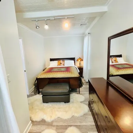 Cozy loft apartment in Stockade district walk to restaurants & bars AC & WiFi