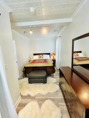 Cozy loft apartment in Stockade district walk to restaurants & bars AC & WiFi