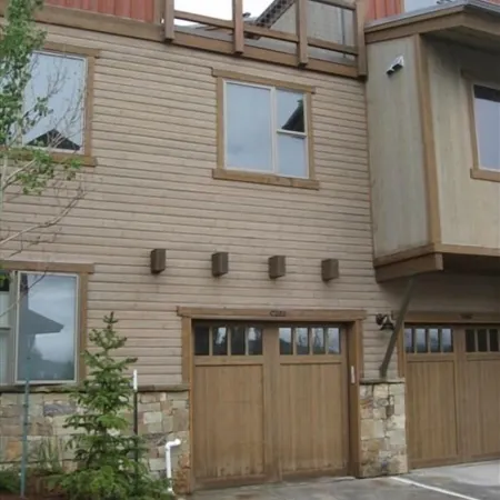 Luxury Condo, Private Hot Tub, Perfectly Located