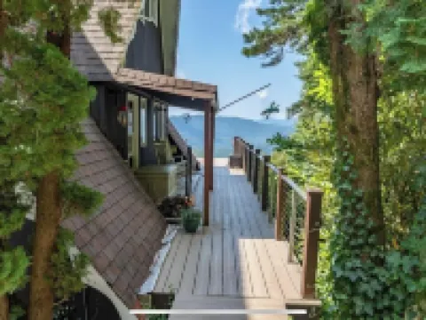 Stunning A-Frame w/ Hot Tub & Breathtaking Mountain Views Close to Pkwy & Hiking マクドウェルのホテル