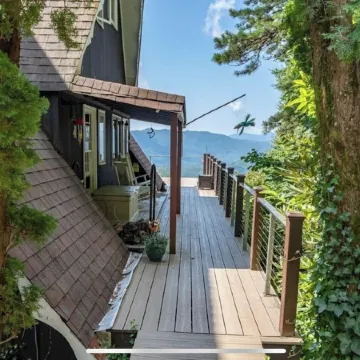 Cozy A-Frame w/ Hot Tub and Breathtaking Mountain Views Close to Pkwy and Hiking