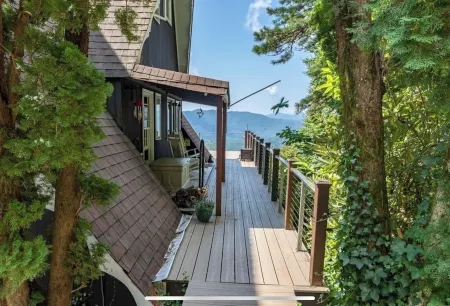 Breathtaking views, hot tub, game rom, close to pkwy in Little Switzerland🇨🇭