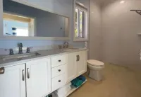 Romantic Cottage directly on the Beach! فنادق في 