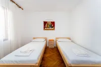 Drazen Charming Three Bedroom Apartment - 2-Star