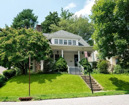 Charming 3-bedroom house with AC, WiFi in Peekskill Отели в г. Пикскилл