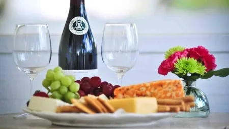 Stylish Retreat with Convenient Amenities - Cozy and Inviting