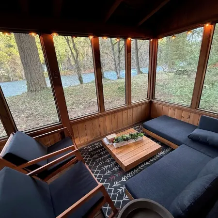 Charming Waterfront Cabin in McKenzie Bridge with WiFi, AC