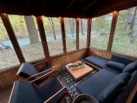 Charming Waterfront Cabin in McKenzie Bridge with WiFi, AC