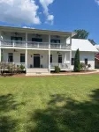 Charming 3-bedroom farmhouse with Pool &Hot Tub in Asheville Fletcher area