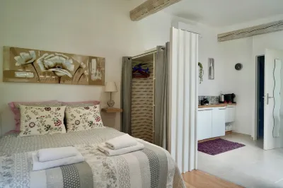 Sam’s cottage, a peaceful Provencal Retreat, minutes from famous Thoronet Abbey. Chateau Sainte Croix附近的飯店