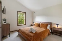Cozy Pocono Chalet  Hot Tub, Fireplace, Near Ski Resorts & Lake Access