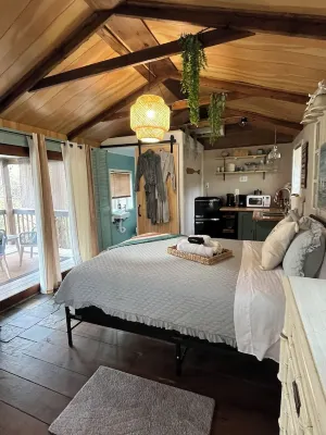 Bungalow on the Buckeye Lake Canal<Kayaks>