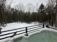 Secluded modern cabin with hot tub Hotels in Highland