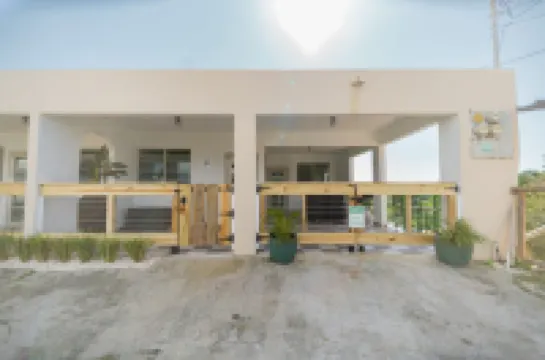 Sunny Hillside View • Fast WiFi • Quick Drive Town