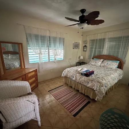 Authentic 3 bedroom Vieques house, quiet neighborhood, 10 minute walk to ferry.
