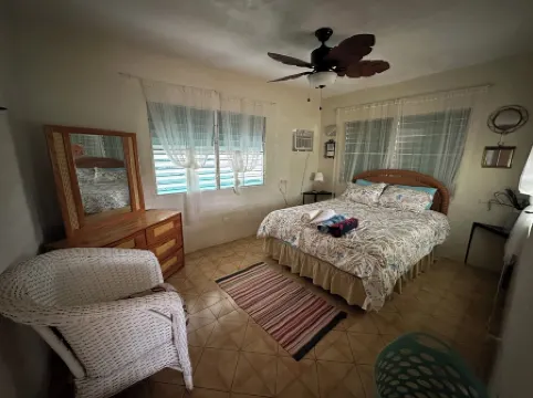 Authentic 3 bedroom Vieques house, quiet neighborhood, 10 minute walk to ferry.