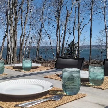 Waterfront Retreat on Annapolis Basin - Private; Hot Tub; Fully Equipped Kitchen