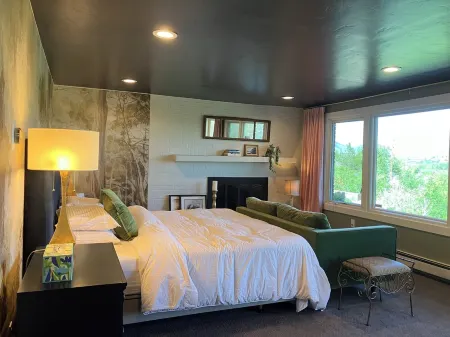 Spacious Suite Mtn Views – Peaceful & Private Отели рядом с достопримечательностью «Green Mountain»