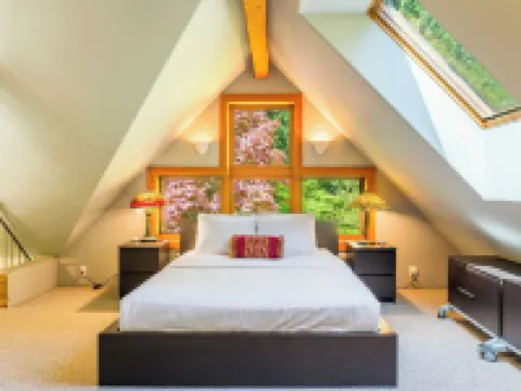 Rhythm Waters by Avantstay Garden Paradise, Pond Hotels in Langley